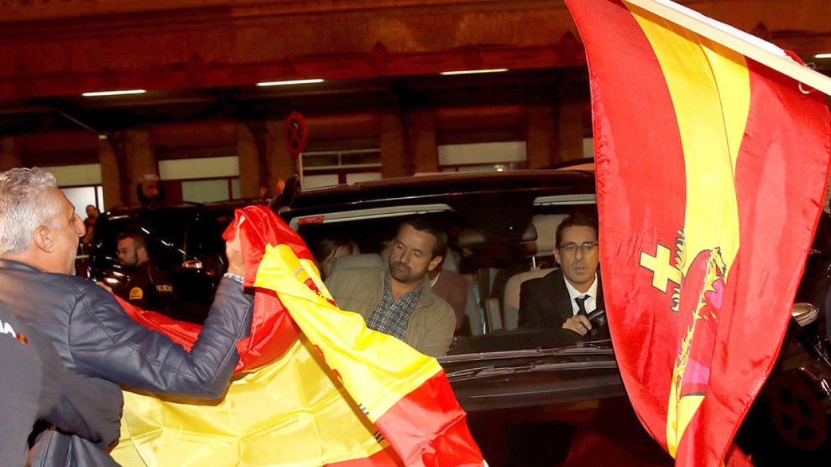 Manifestants de la ultradreta han rebut els membres de la Mesa del Parlament amb banderes i crits a Atocha.