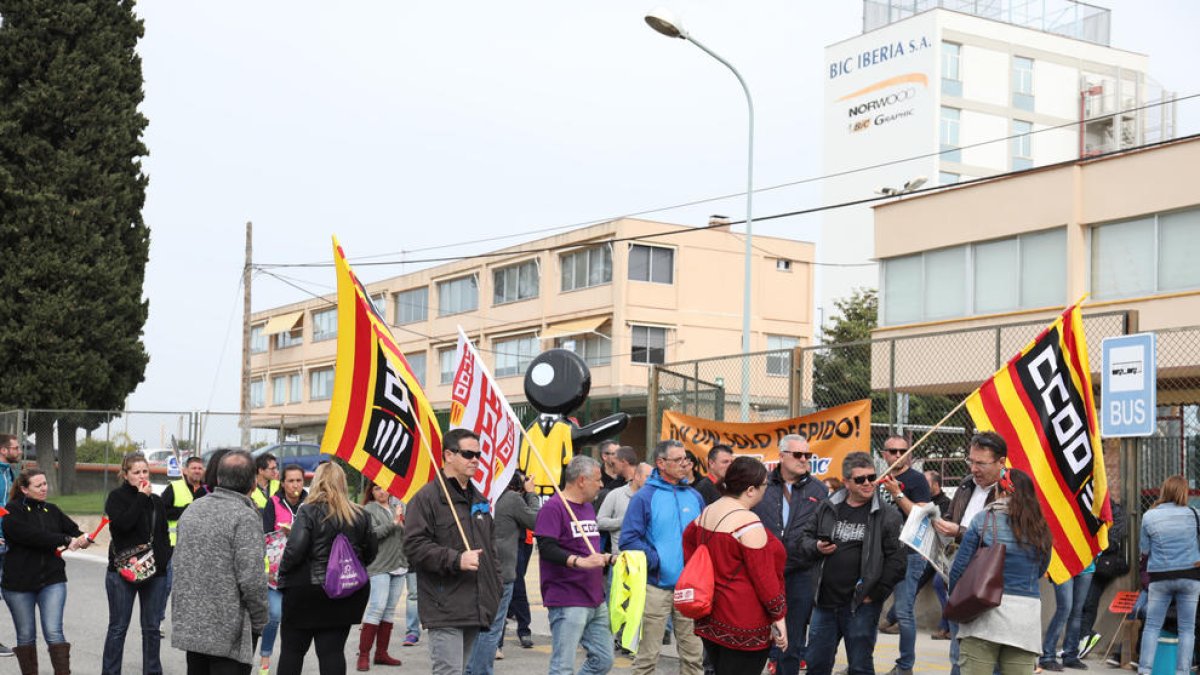 Los trabajadores de BIC Graphic delante de su planta en Tarragona manifestándose contra el despido de 136 personas.