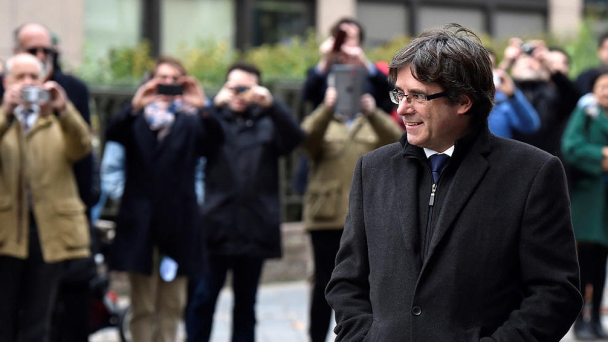 Carles Puigdemont arriba a la roda de premsa a Brussel·les el passat 31 d'octubre.