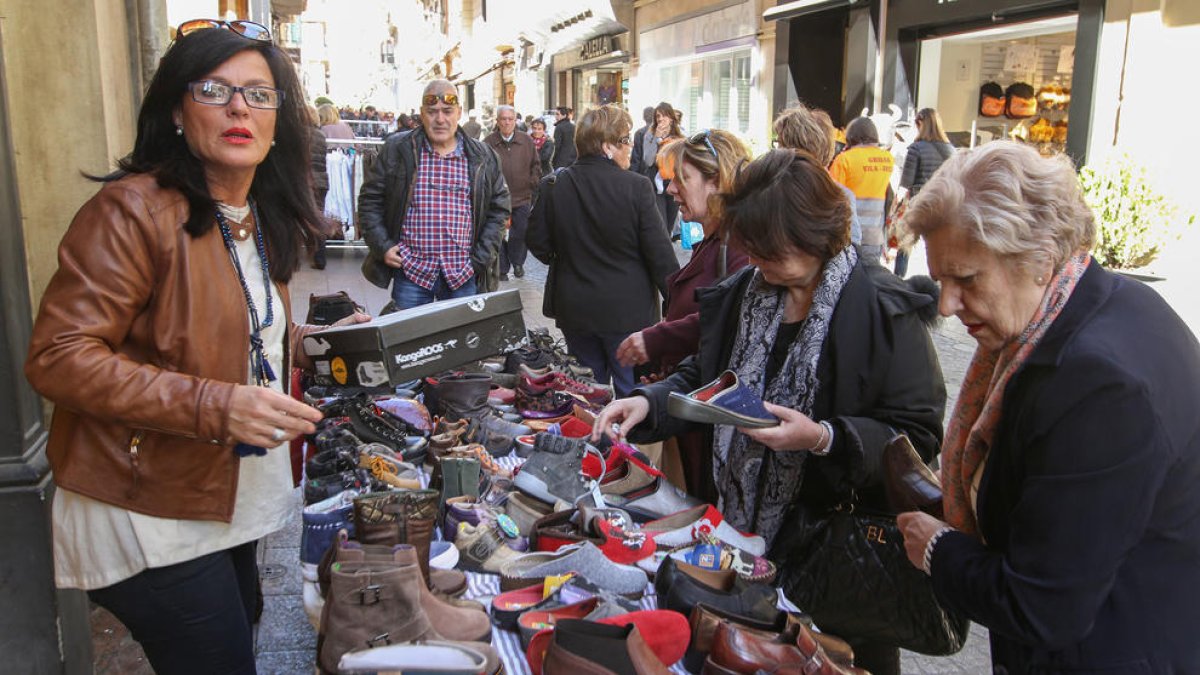 Compradors, a un dels comerços que participa a la campanya.