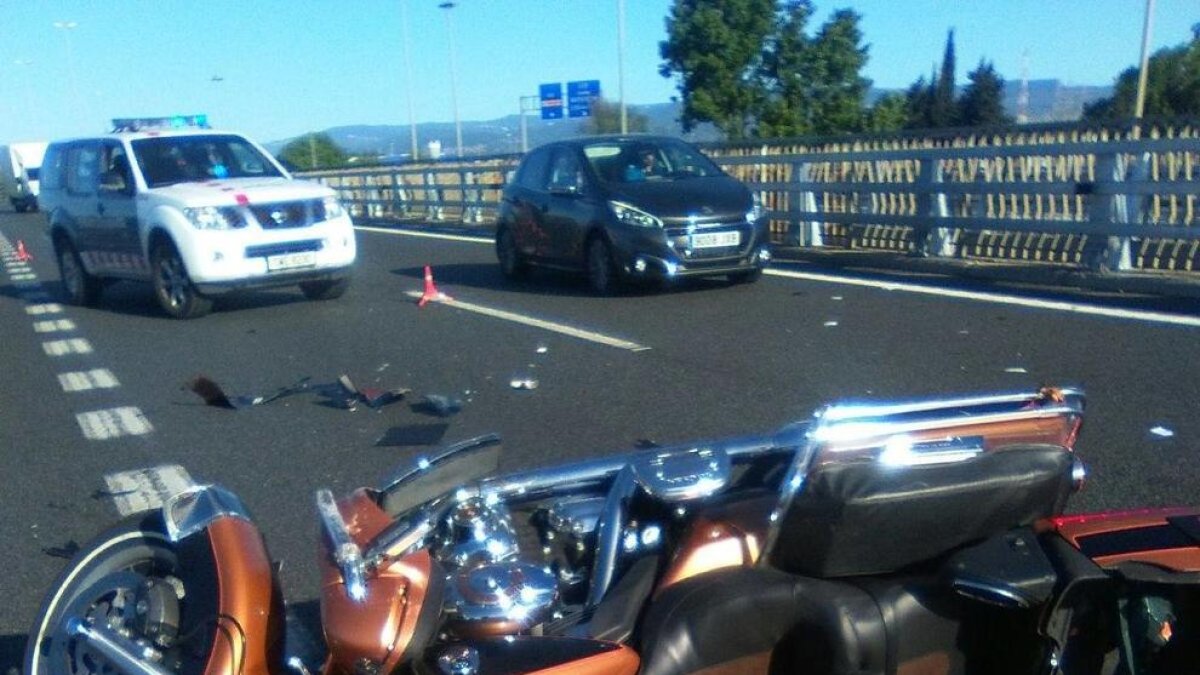 Estado en que quedó la moto después del accidente.