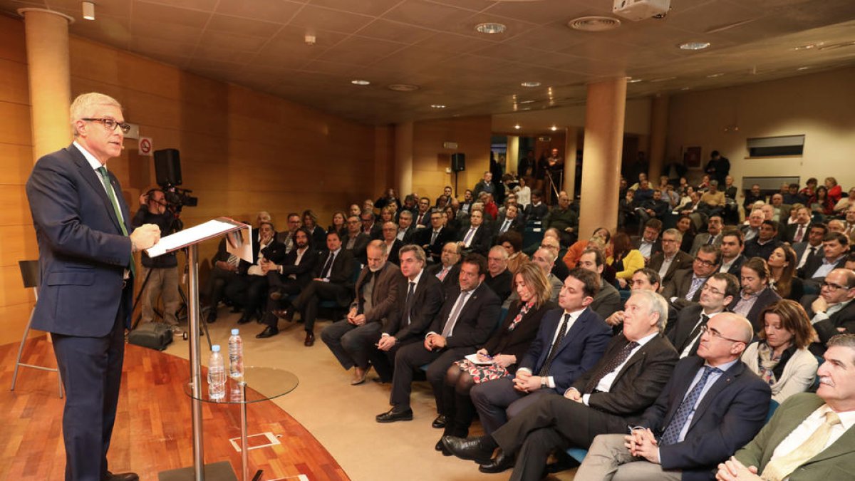 El alcalde Ballesteros, durante la conferencia que ofrecido este miércoles ante más de doscientos asistentes.