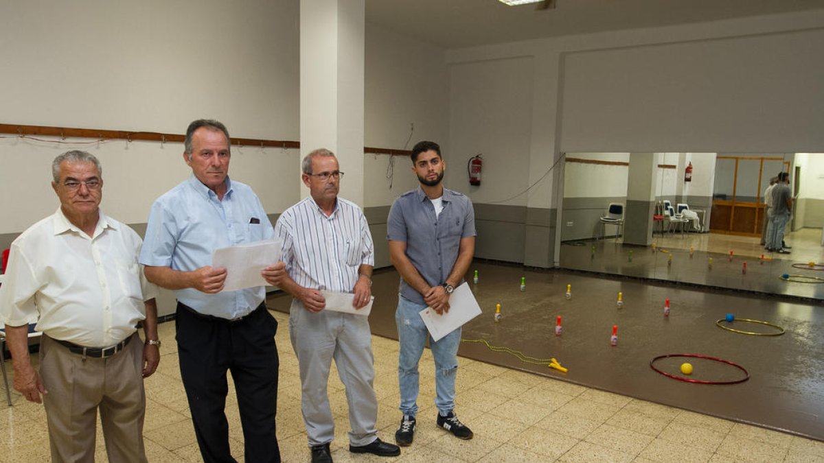 Miembros de la Asociación de Vecinos del barrio Monasterio, en el edificio donde está también La Pastoreta.