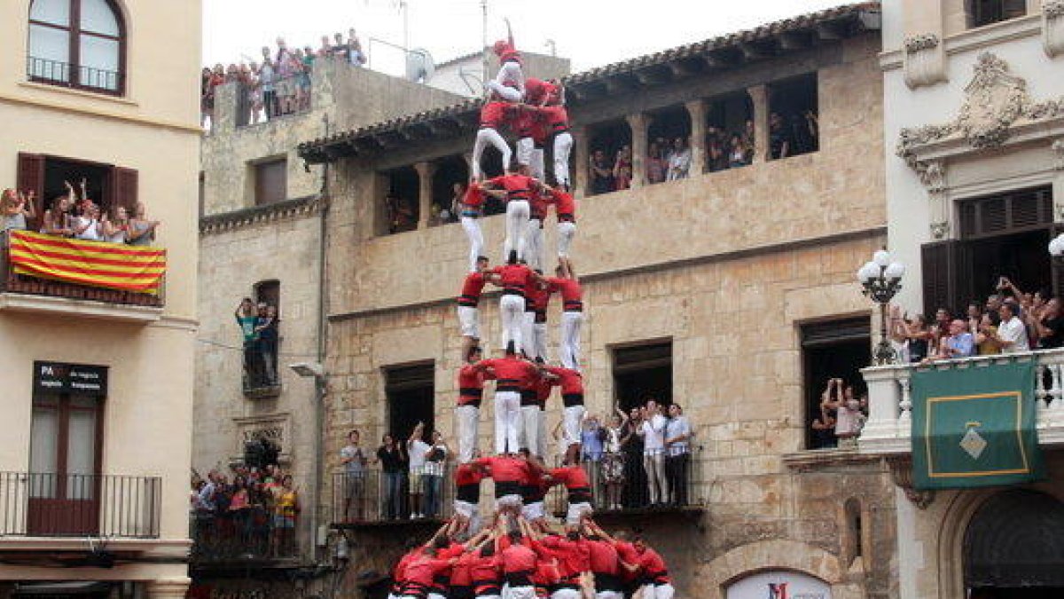 Imatge d'arxiu del 5 de 9 amb folre de la Colla Joves dels Xiquets de Valls a la diada de Sant Fèlix del 30 d'agost de 2016