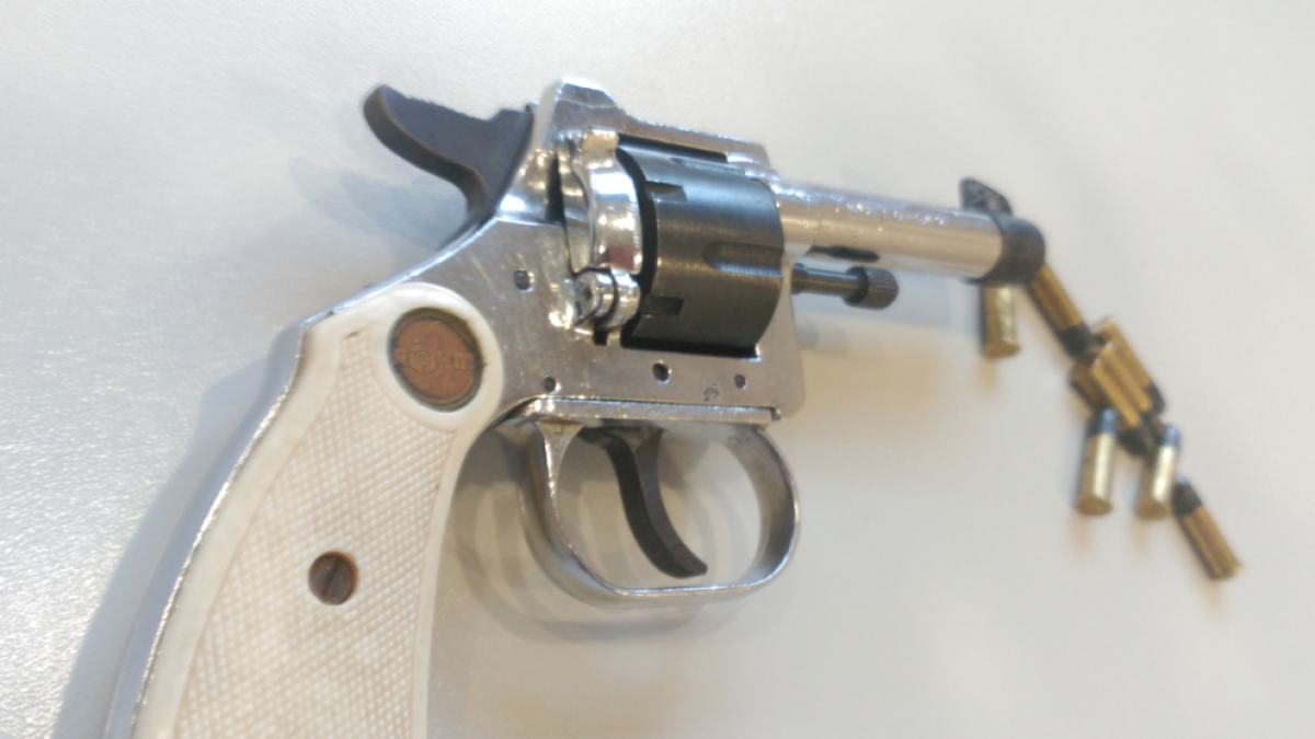 Imatge del revòlver localitzat al traster.
