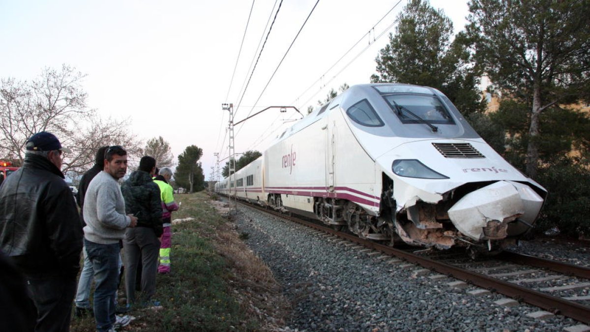 Descarrila un tren a Mont-roig del Camp sense causar ferits en xocar contra una pedra