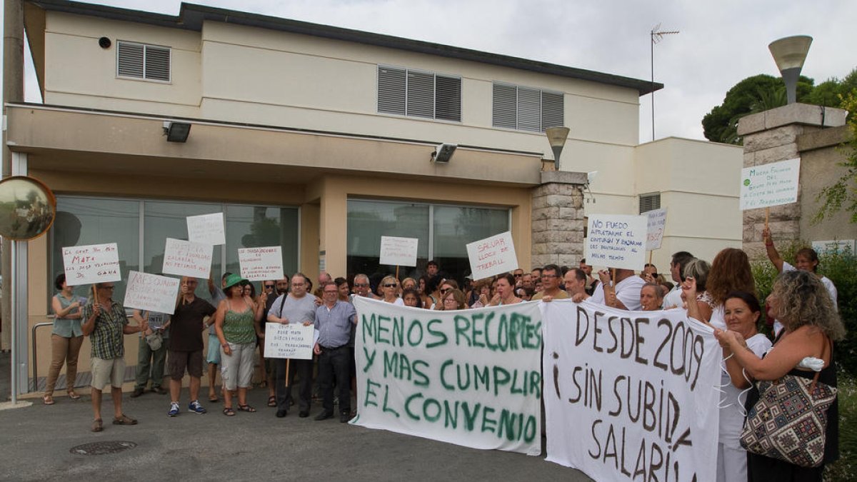 Empleados nos concentramos ayer con pancartas reivindicativas.