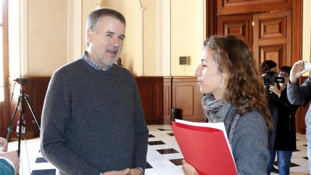 Imatge d'arxiu de Pau Ricomà, d'ERC, i Laia Estrada, de la CUP, a l'Ajuntament de Tarragona el passat novembre.