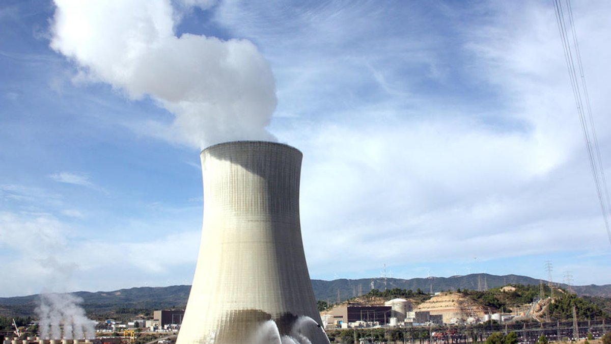 Imagen de archivo de la central nuclear de Ascó durante unas maniobras de los servicios de emergencia.