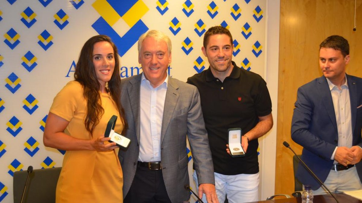 Helena Casas y Víctor Lapeña con el alcalde, Josep Poblet.