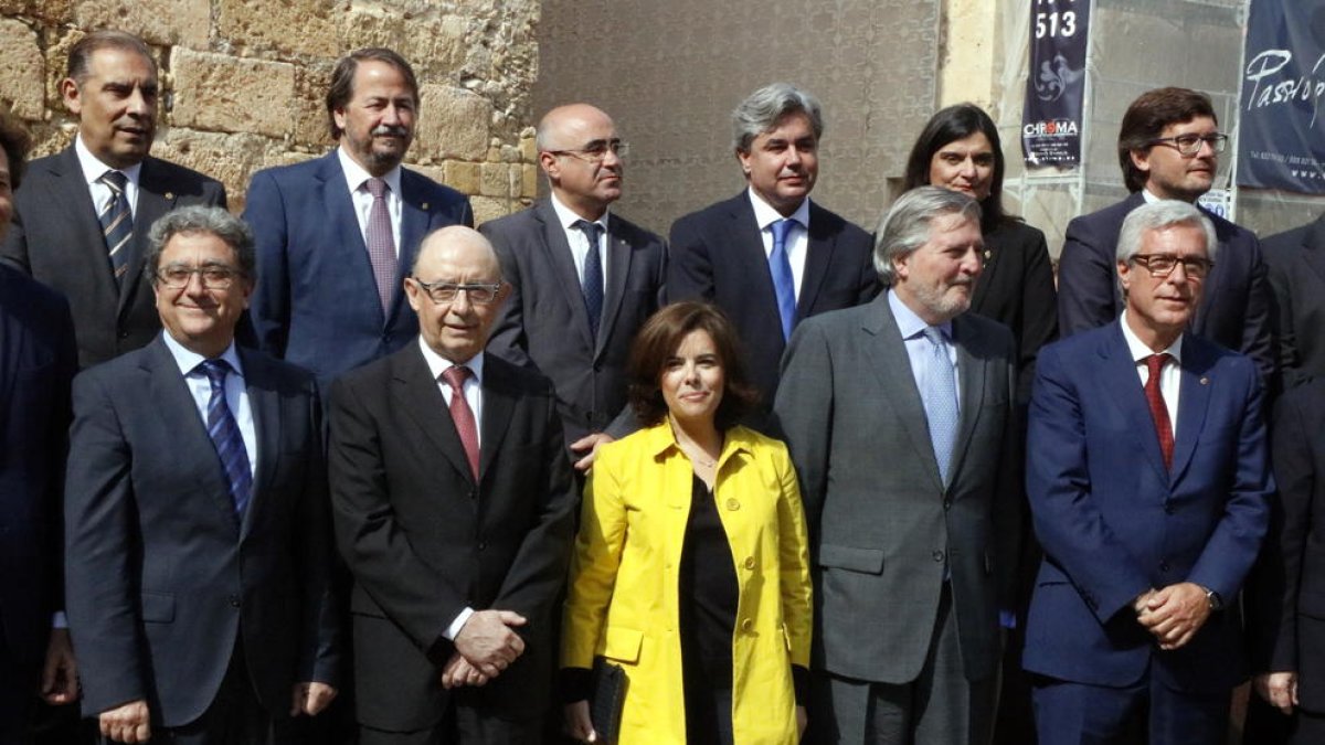 Foto de familia de representantes de Tarragona y del gobierno español, con la vicepresidenta Soraya Sáenz de Santamaría y los ministros Montoro i Méndez de Vigo, en el acto para el convenio de los Juegos Mediterráneos.