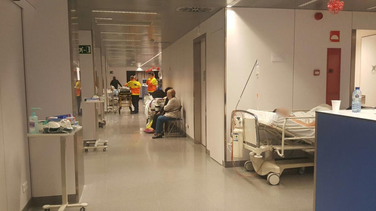 Imatge d'ahir, vora dos quarts de vuit del matí, al servei d'Urgències de Joan XXIII, amb pacients en un dels passadissos.