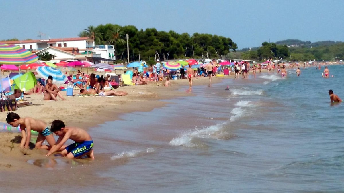 Una cadena humana para proteger la Playa Larga de Tarragona