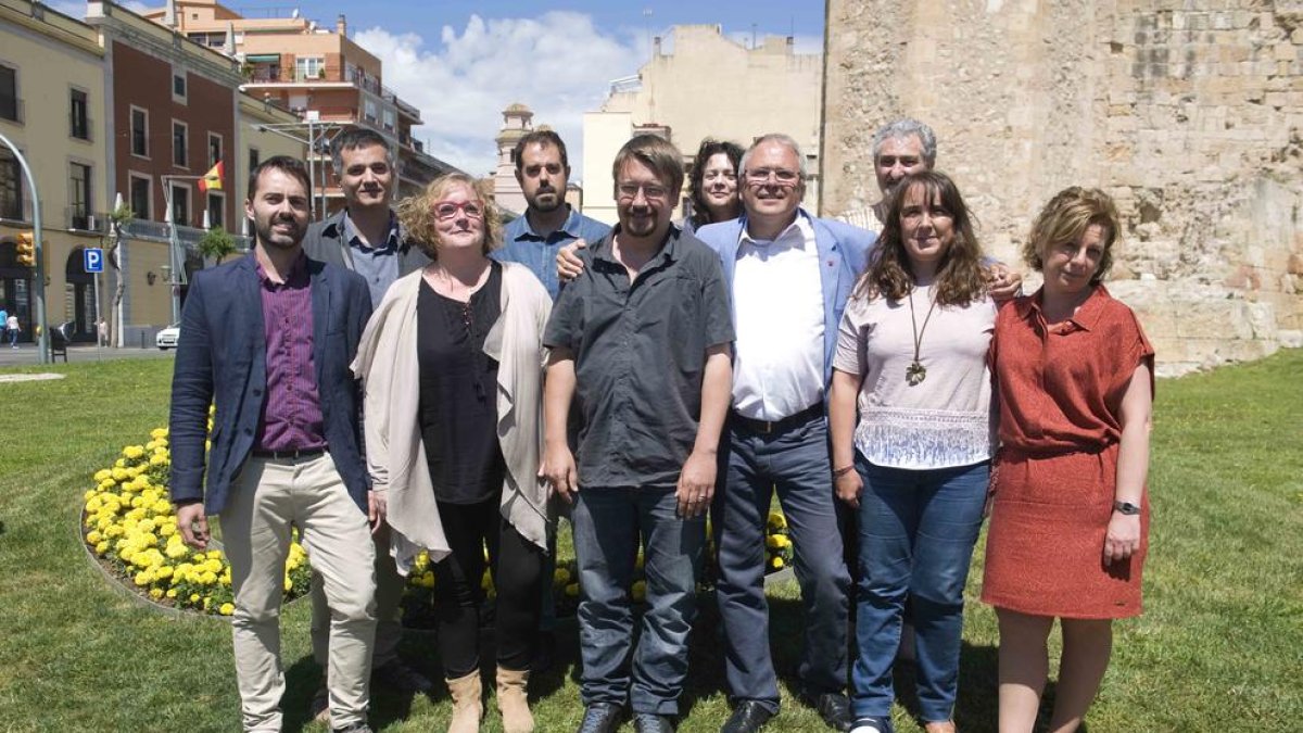 Fotografia de família de la candidatura d'En Comú Podem, ahir.