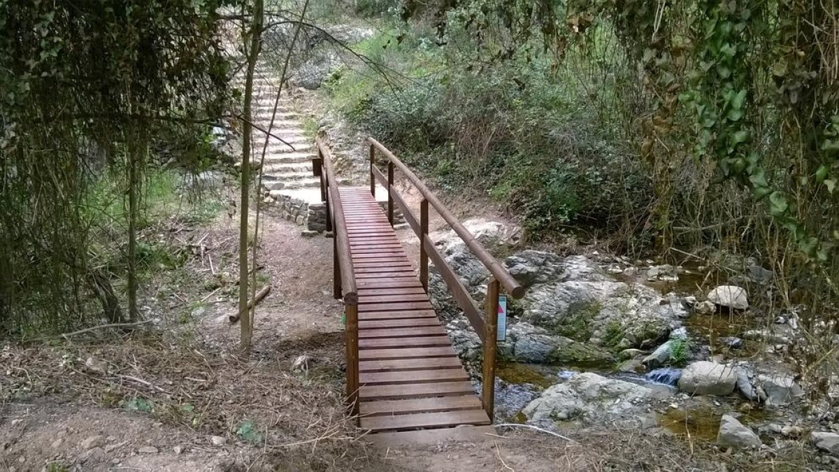 Passera de fusta al Gaià, similar a la que es posarà al pont de Santa Tecla, a Tarragona.