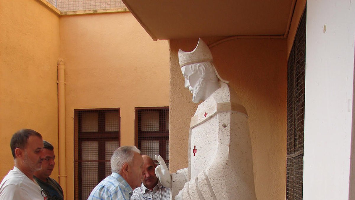 L'estàtua del Bisbe Sant Fructuós ja està col·locada al pati del Museu Bíblic.