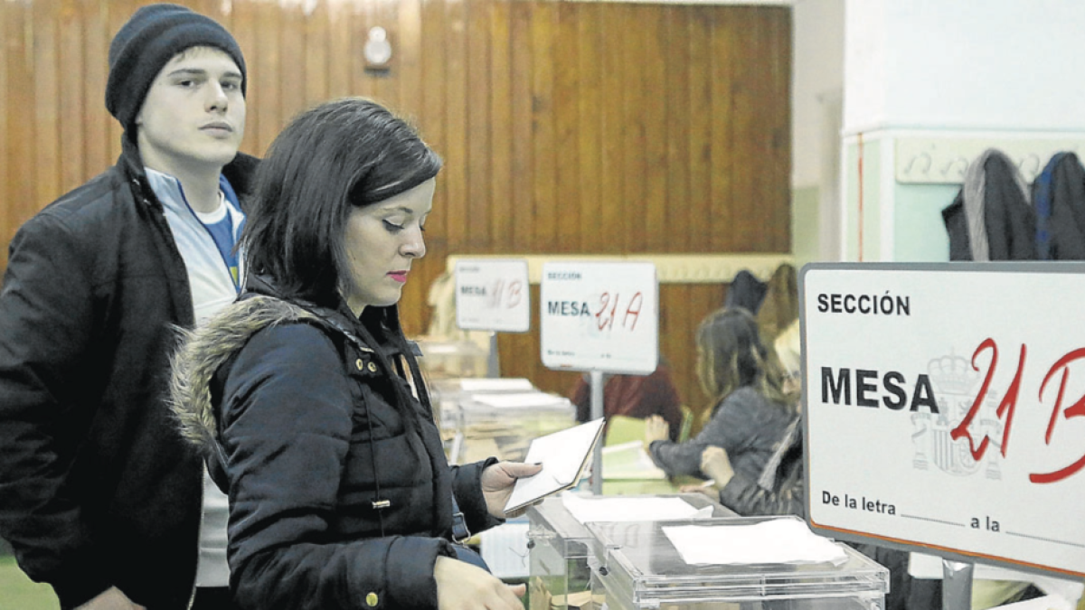 Imatge de dos joves votant a les eleccions del 20 de desembre