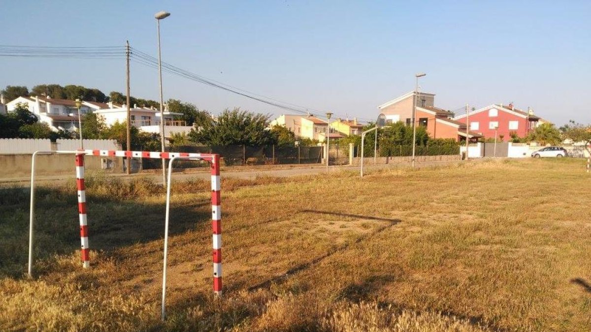 El campo de fútbol, igual que la pista de petanca, está lleno de hierbas que no dejan jugar a los niños.