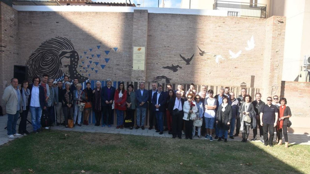 Imatge grupal davant del mural dissenyat pels alumnes de Batxillerat Artístic de l'Institut Torredembarra situat al parc Cal Llovet de Torredembarra.