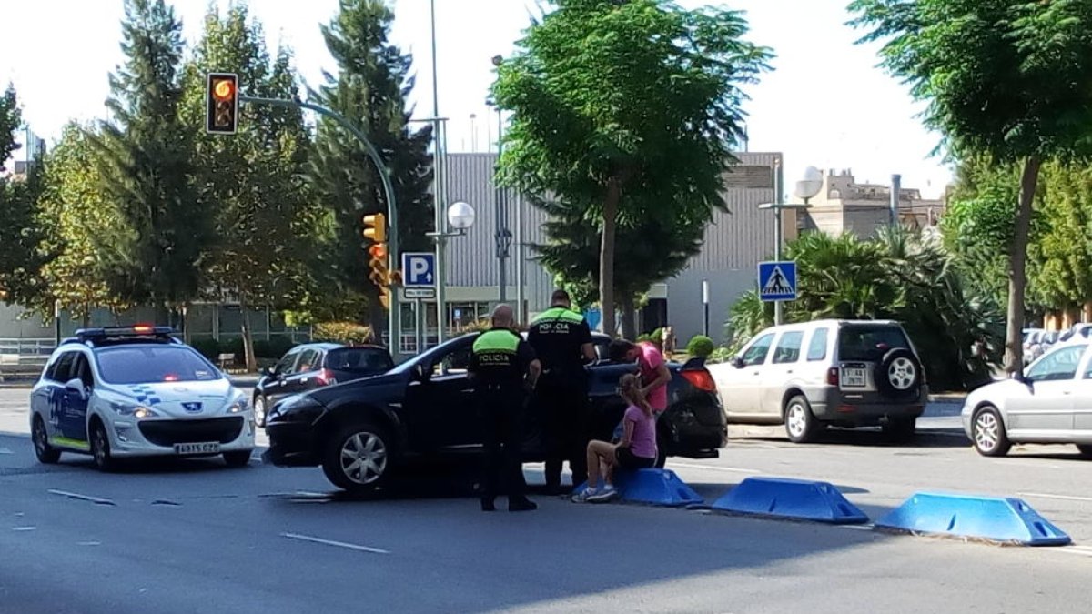 El vehículo quedó sobre el separador, en medio de la vía.