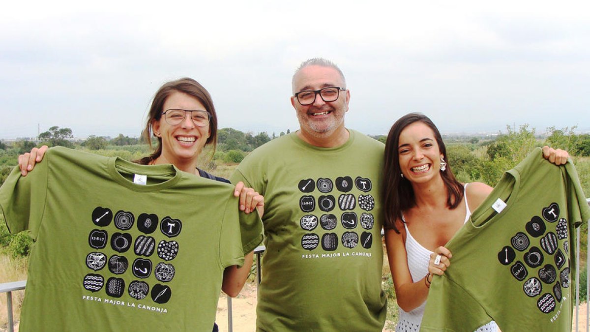 Las autoras del diseño de la camiseta con el regidor de Cultura.