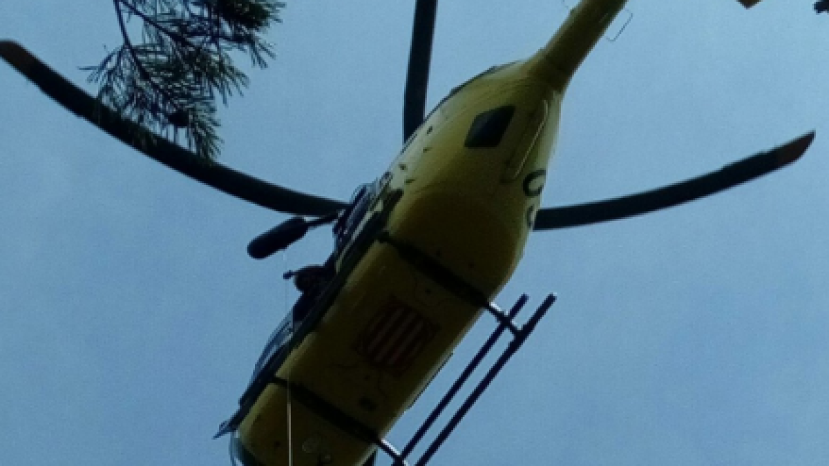 Un helicóptero rescata a una mujer en las simas de La Febró