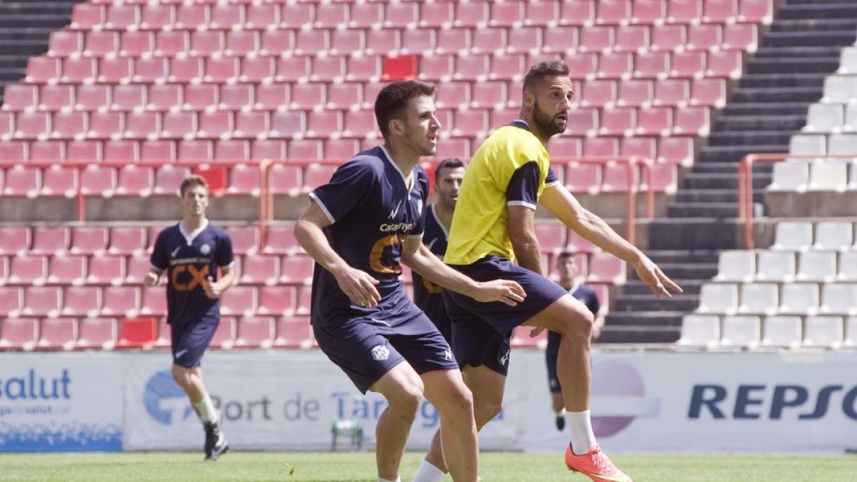 Ferran Giner, a la derecha de la imagen, acompañado de Valentín durante un entrenamiento.