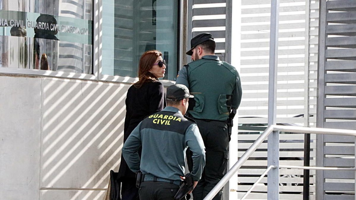 Judit Gené, abogada de Andreu Viloca y Francesc Sánchez, accediendo a la comandancia de Tarragona acompañada de dos agentes de la Guardia Civil.