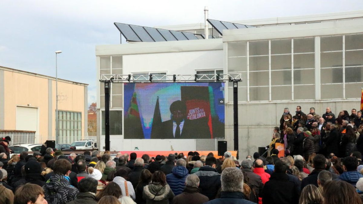 La Plaça 1 d'octubre de Sant Julià de Ramis durant la intervenció de Puigdemont per videoconferència.