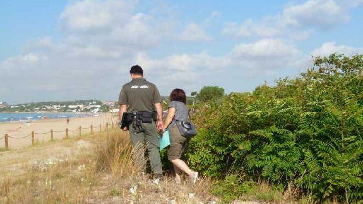 Imagen de los Agentes Rurales este pasado viernes, con la especie invasora, Ailant, en el lado.