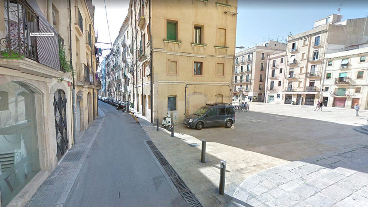 La calle de Sant Domènec es paralela a la plaza de la Fuente.