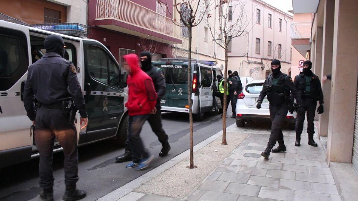 Moment en què s'emportaven a un dels detinguts.