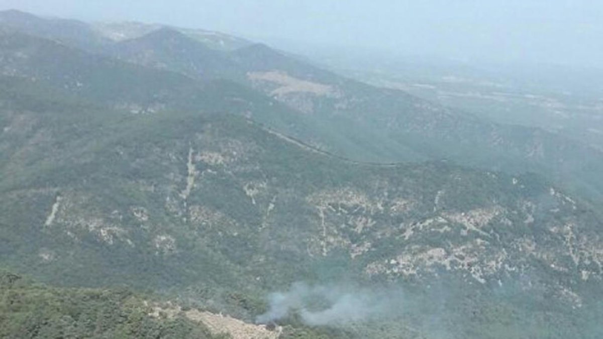 L'incendi no presenta grans flames i afecta a la carena del Serret.