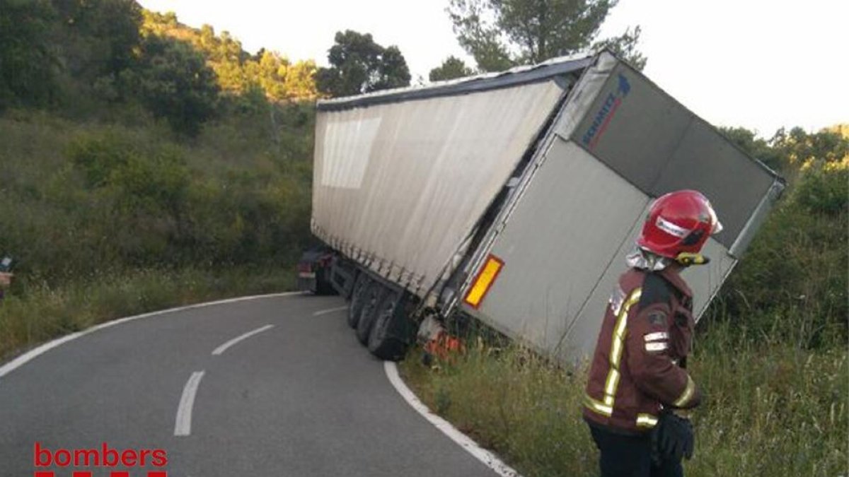 Tallada la T-740 a Porrera per un camió bolcat