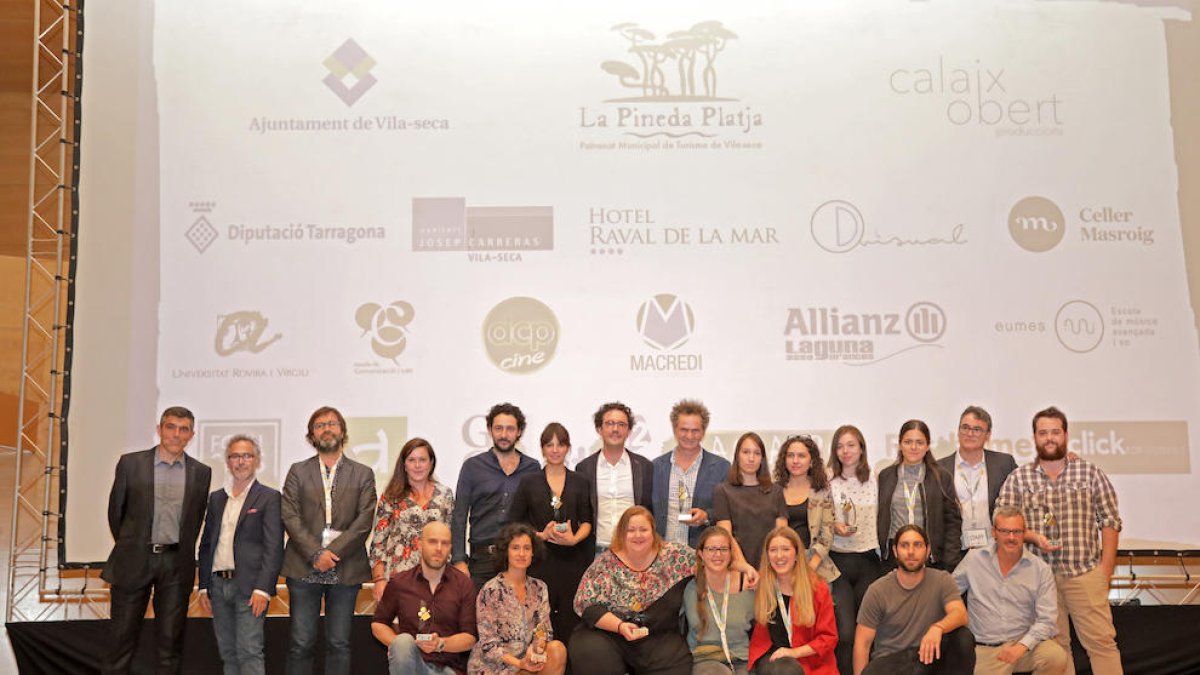 Fotografía de grupo del jurado y los premiados en el FICVI 2017.