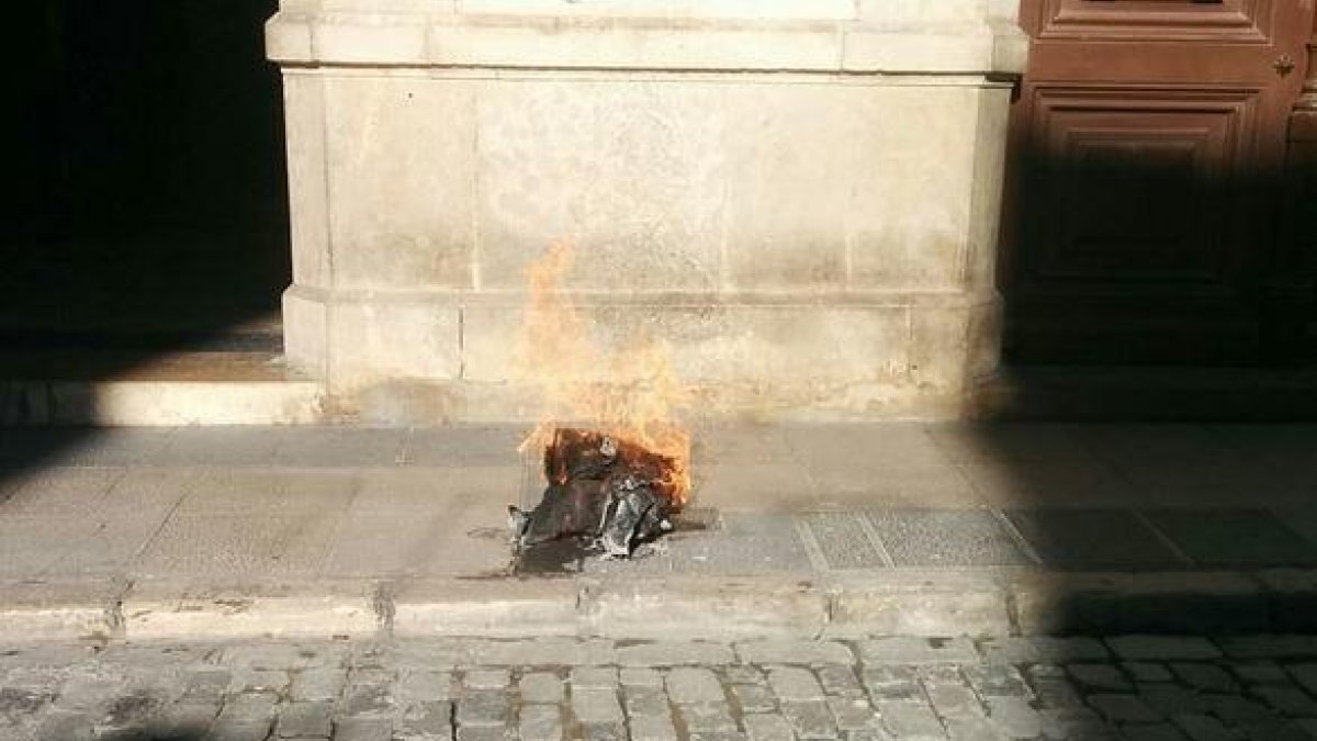 Imatge de l'acte de la 29a crema de la Constitució.