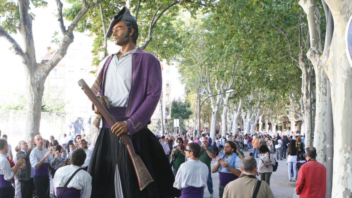 El Carrasclet en una de les tradicionals ballades, al paseig de Misericòrdia.