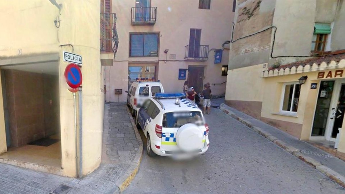 Imatge de l'accés a les dependències de la Policia Local de Valls.
