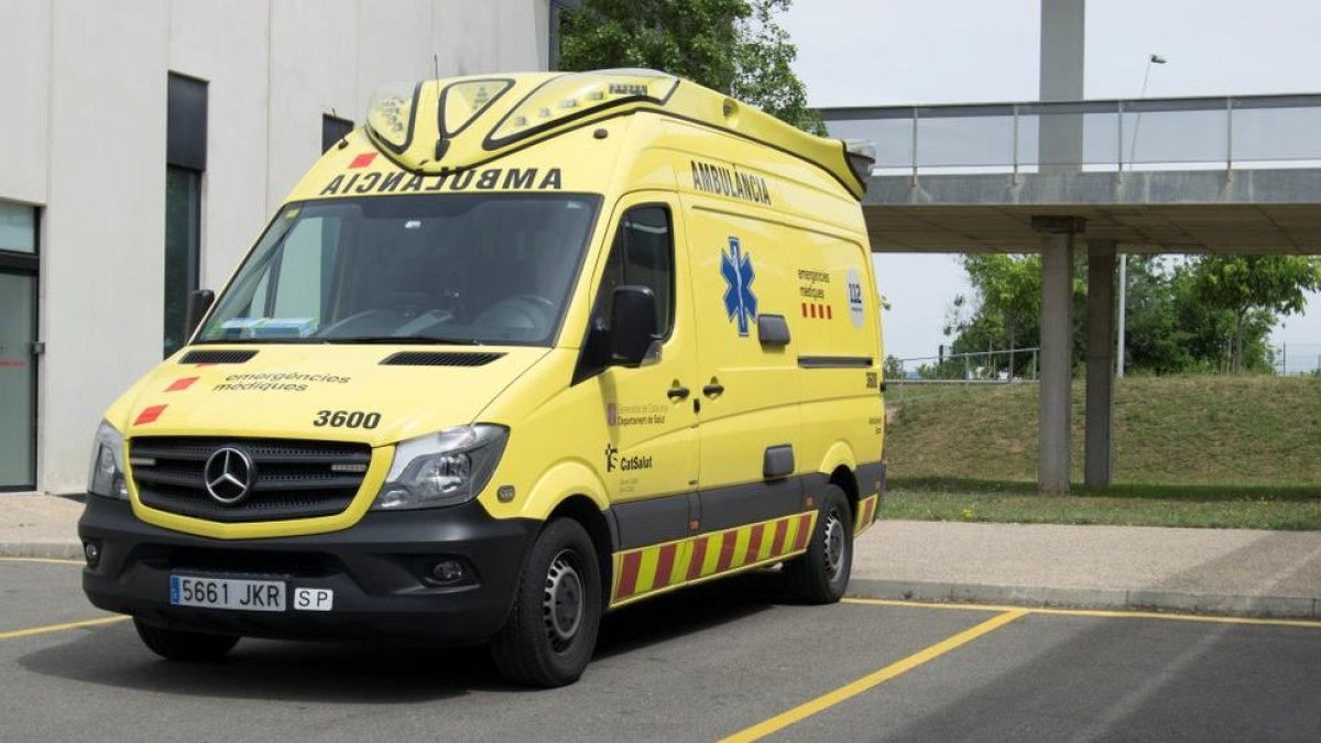 Pla general d'una ambulància de Suport Vital Avançat (SVA) aparcada a la base assistencial del SEM a l'Hospital de Sant Joan de Reus