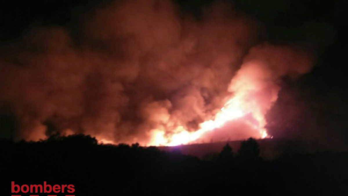 Una imatge de les flames durant la passada nit.
