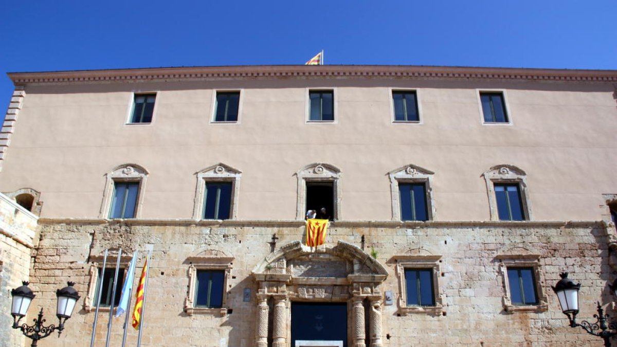 Imagen de archivo de la fachada del Ayuntamiento de Torredembarra, justo después de colgarse la estelada.