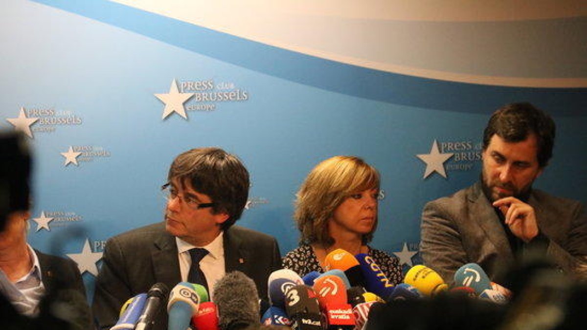 Puigdemont y el resto de consellers durante la rueda de prensa este 31 de octubre en Bruselas.
