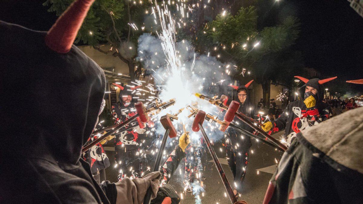 El Ball de Diables de la Pobla va convidar a altres colles al correfoc de dissabte.