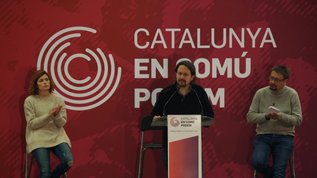 Els caps de llista dels comuns el 21-D, Elisenda Alamany i Xavier Domènech, aplaudeixen el dirigent de Podemos, Pablo Iglesias