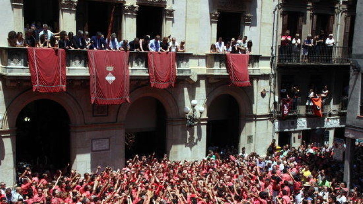 La Colla Vella dels Xiquets de Valls celebrant el 2 de 9 a la plaça del Blat, per Sant Joan de l'any passat.