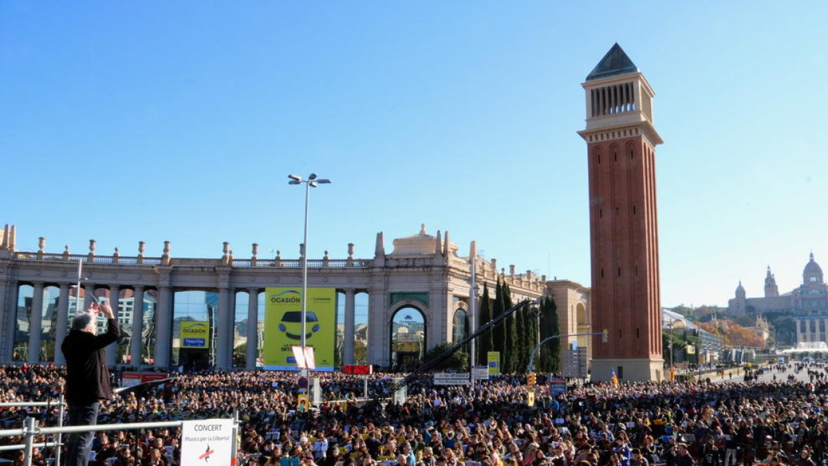 Tret de sortida del multitudinari concert a la plaça d'Espanya de Barcelona, amb 10.000 músics i cantaires