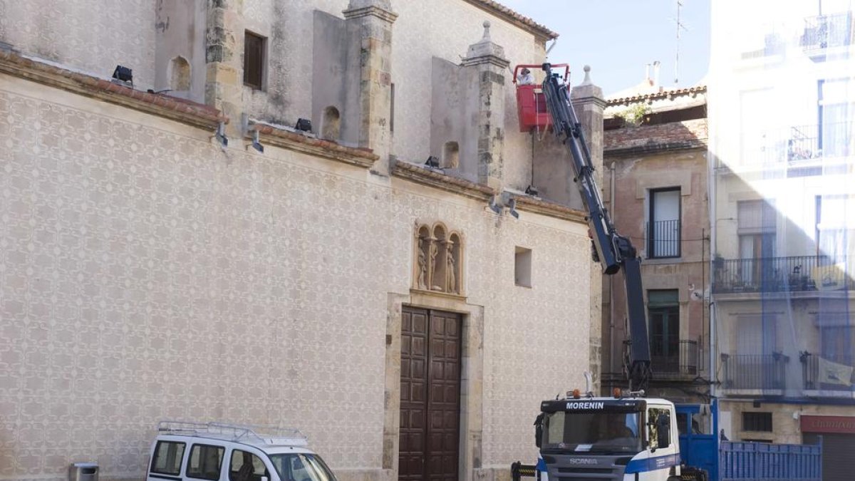 Part de la façana de l'església de Natzaret, situada a la plaça del Rei i seu de la Congregació, es va rehabilitar.