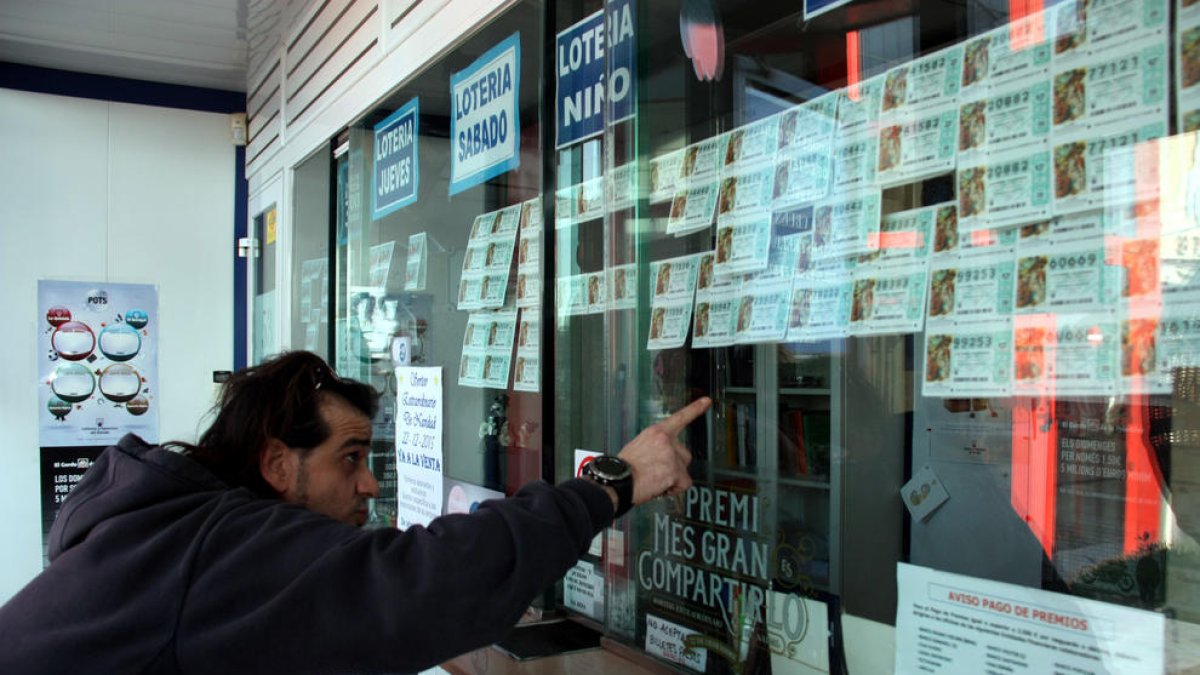 Números de los sorteo del Niño en una administración de Lotería.