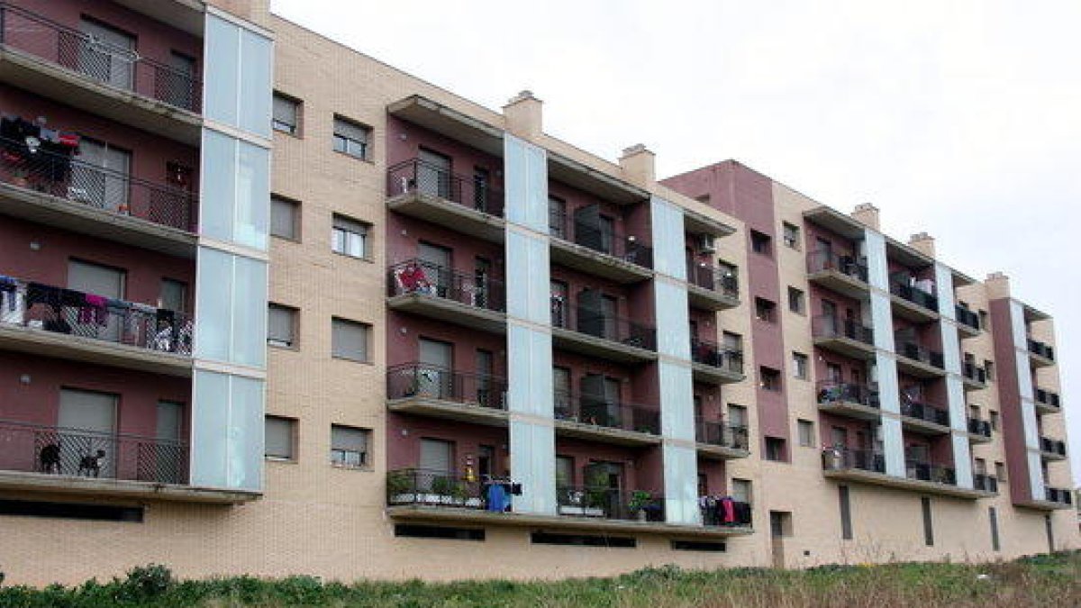 Imagen de archivo de un bloque|bloc de pisos de la calle Prat de la Riba de Constantí.