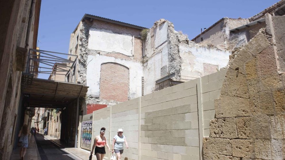 La Casa Foixà, situada al carrer Cavallers, es va ensorrar al juliol del 2012.